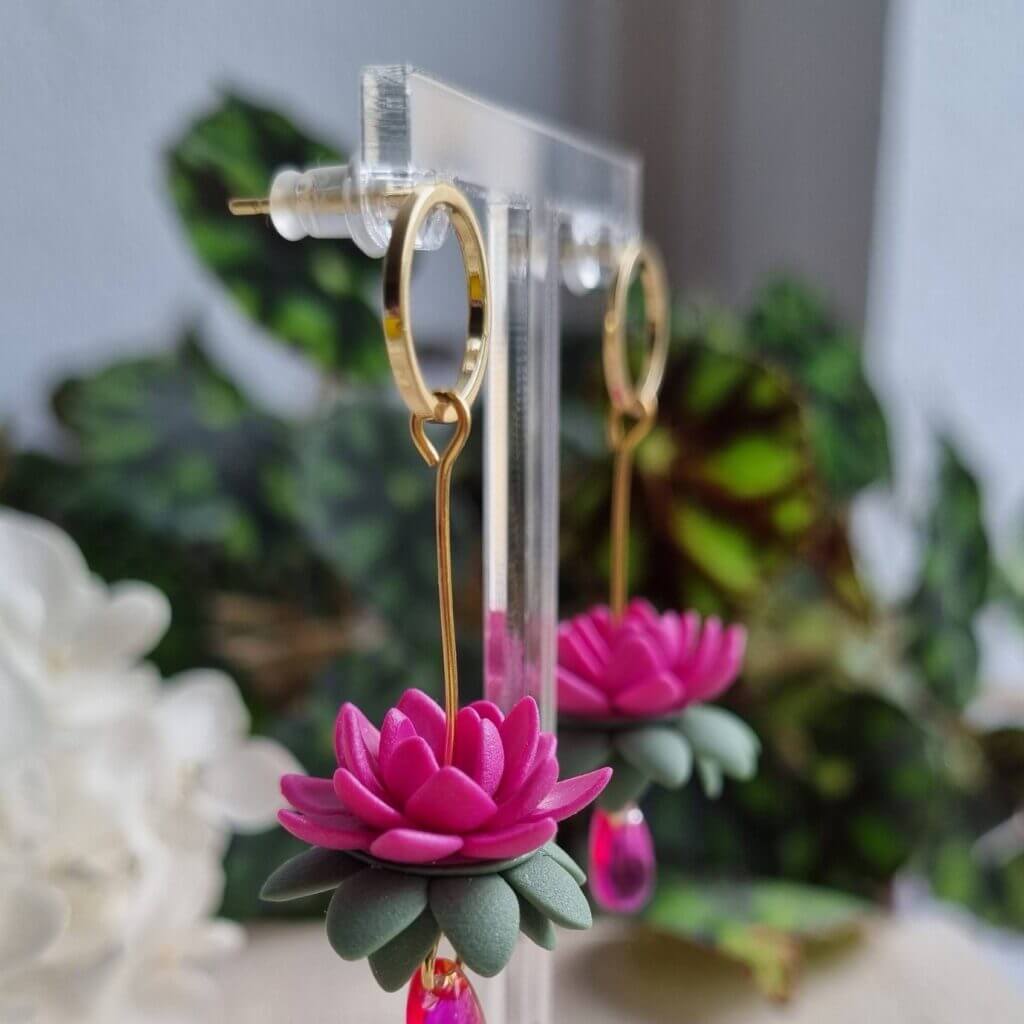 cercei din lut polimeric in forma de lotus si cristale cu accent pe forma tortite din otel inoxidabil