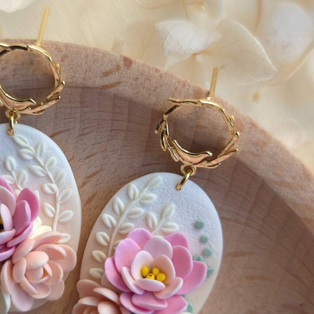 detaliu tortita ramura cu pasare alama placata cu aur