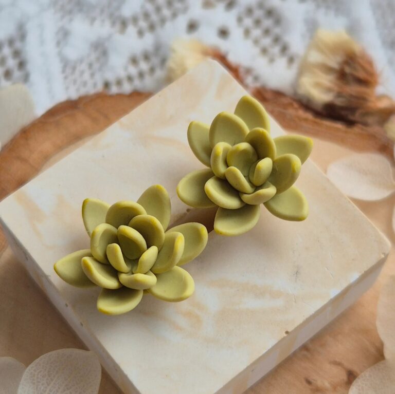 Detaliu macro cu textura mată a cerceilor în formă de suculentă, evidențiind straturile de petale suprapuse și modelajul realist din lut polimeric, stil botanic organic.