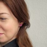 Femeie purtand o pereche de cercei lucrați manual în formă de plante suculente, de culoare mov lavanda. Accesorii boho-chic