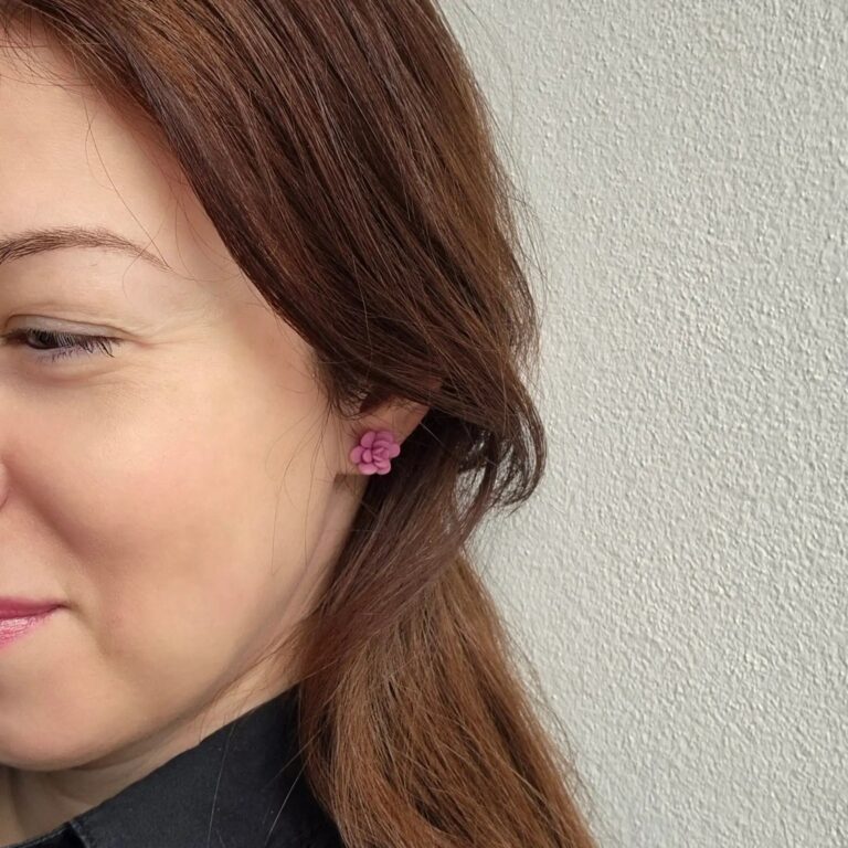 Femeie purtand o pereche de cercei lucrați manual în formă de plante suculente, de culoare mov lavanda. Accesorii boho-chic